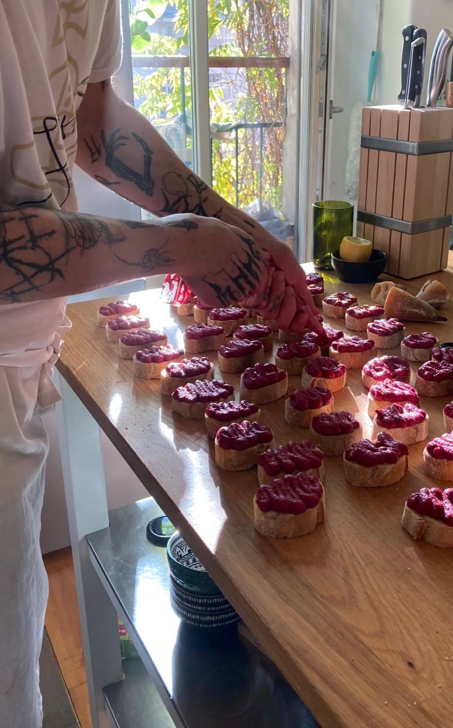 Kuchař dokončuje talíř při přípravě cateringu